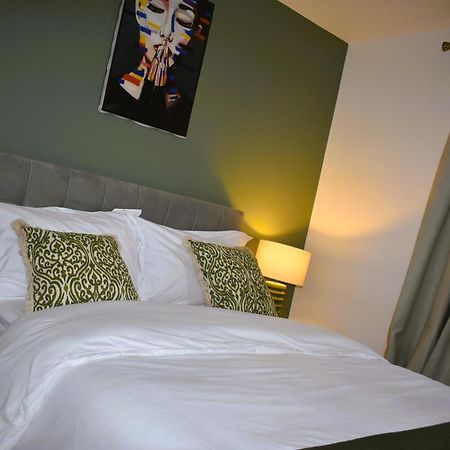 Luxury 2 Bed House With 3 Beds,3 Free Parking Lot In Dartford Near Town Centre, Adjacent Bus Stop, Train Station, Bluewater Mall, 25Mins To London City Airport,20 Miles From Central London Εξωτερικό φωτογραφία