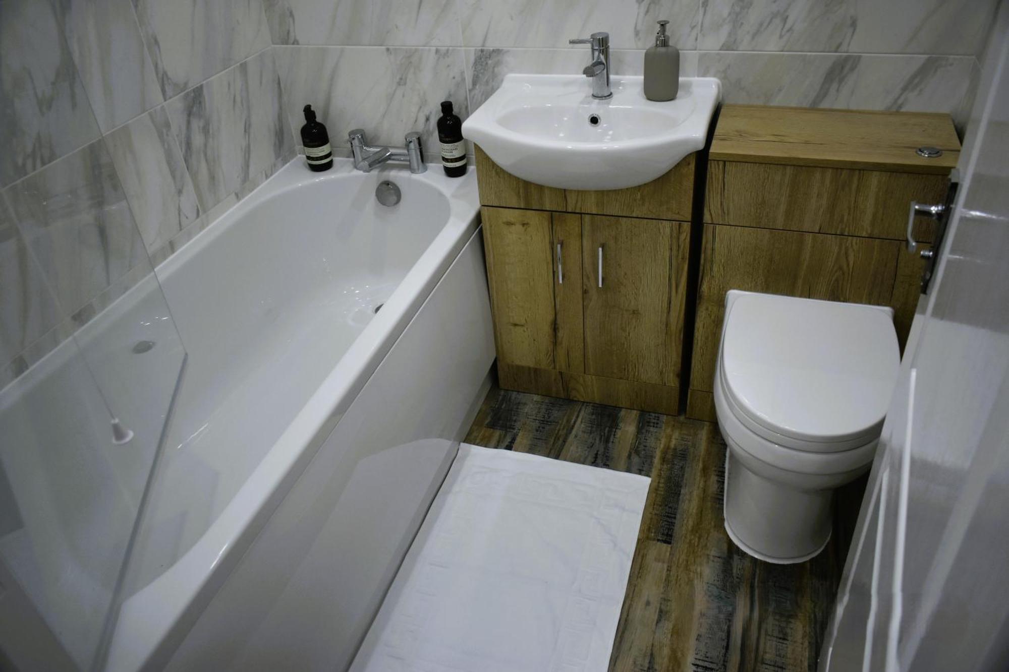 Luxury 2 Bed House With 3 Beds,3 Free Parking Lot In Dartford Near Town Centre, Adjacent Bus Stop, Train Station, Bluewater Mall, 25Mins To London City Airport,20 Miles From Central London Εξωτερικό φωτογραφία